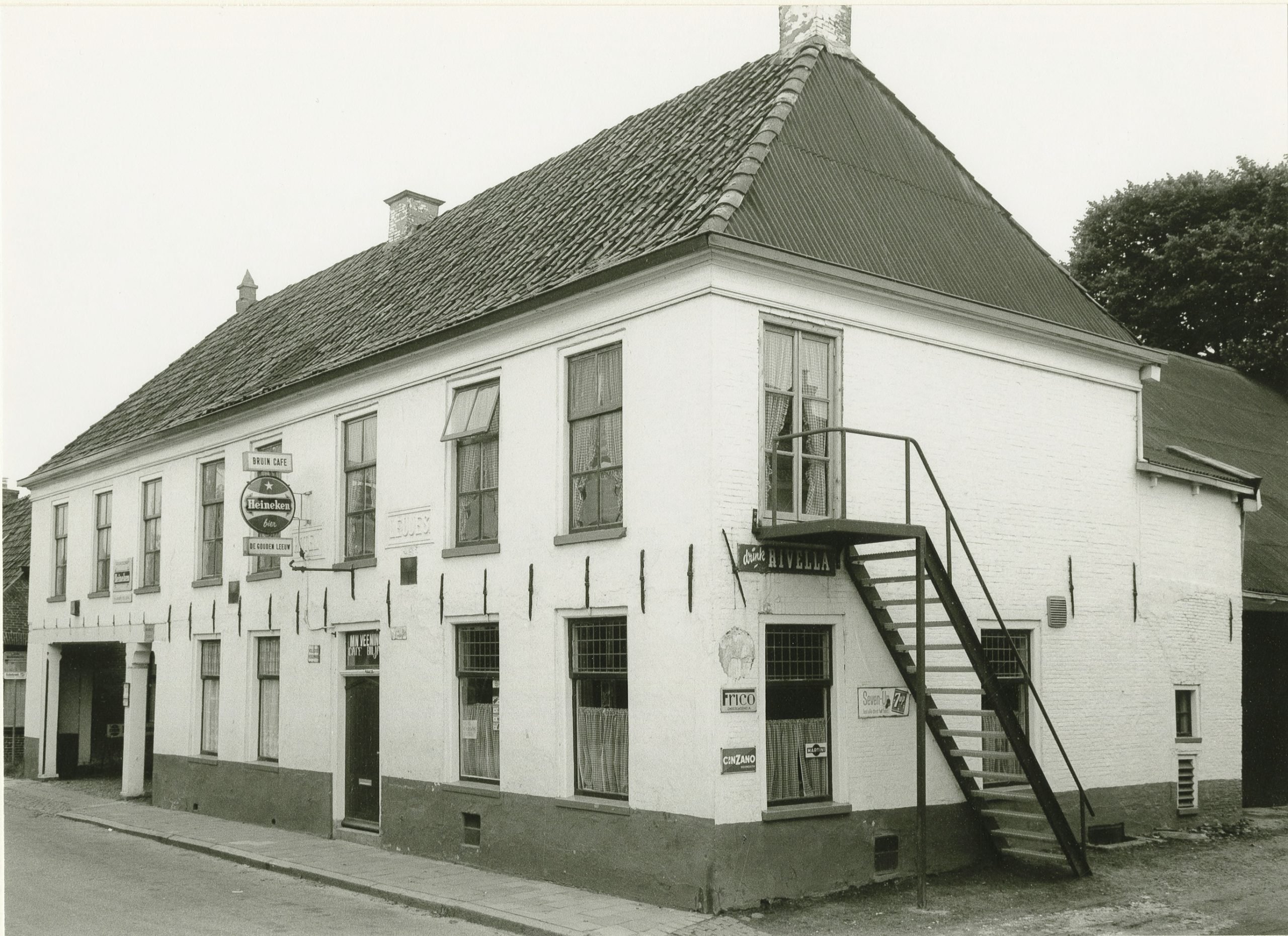 De Gouden Leeuw annex Cafe de Jager (Douma, M.A. - Beeldbank Groningen)