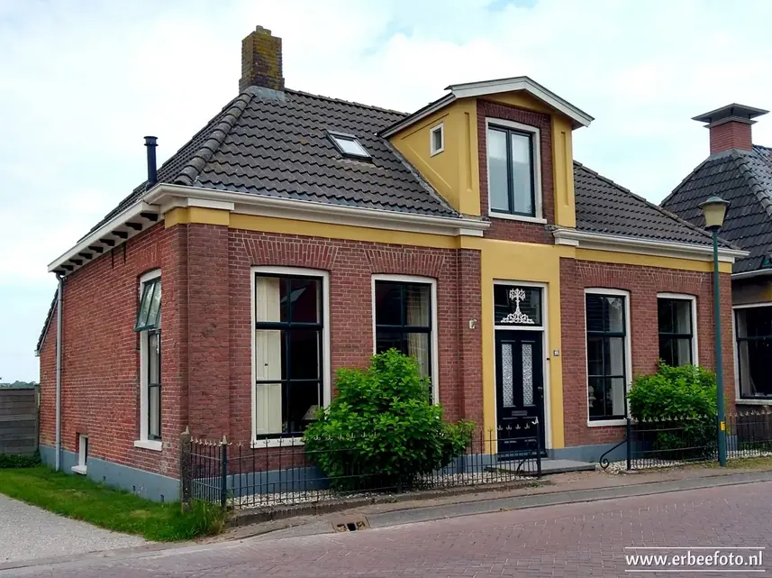 Schoolmeesterswoning Pieterzijl (plaats voormalige Doopsgezinde Kerk)